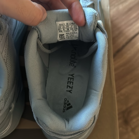 Yeezy 700 - Picture 5 of 5